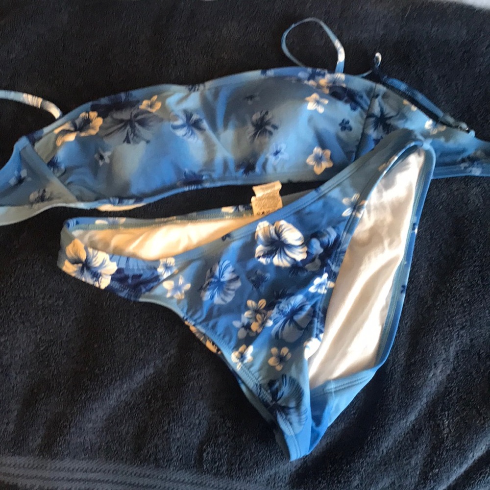 Bathing suit. 2 piece.